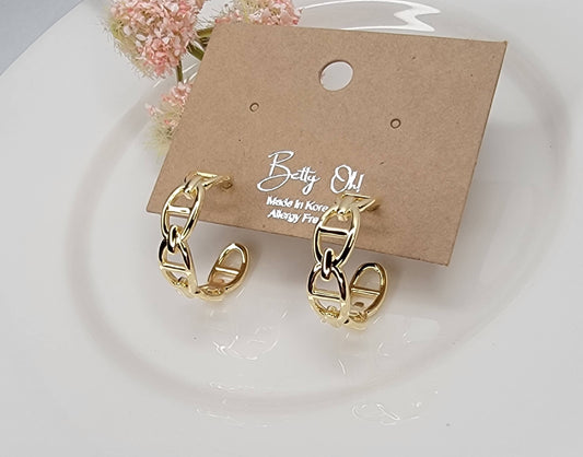 CHAIN STYLE HOOP EARRINGS.