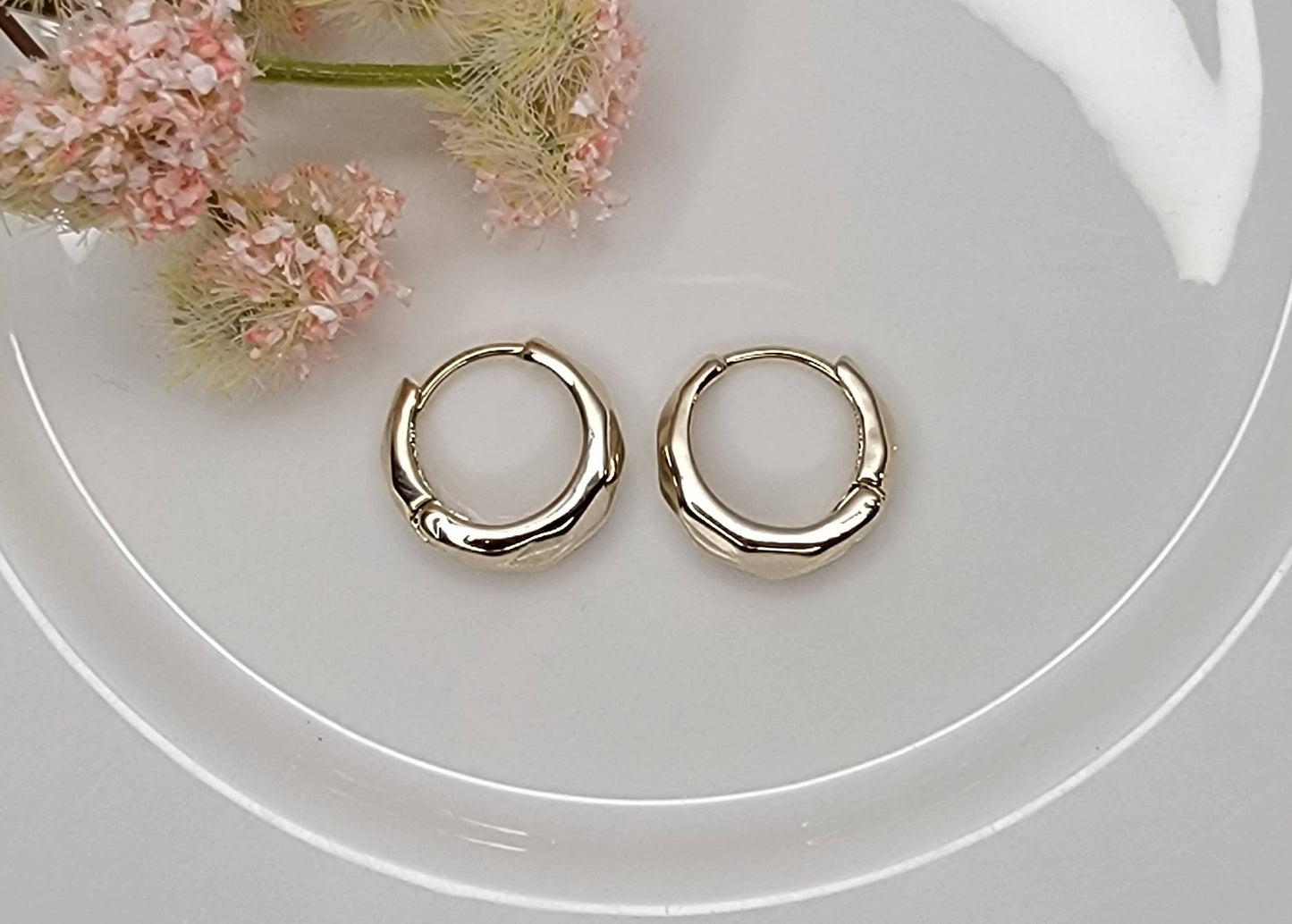 BEVELED HUGGIE EARRINGS.