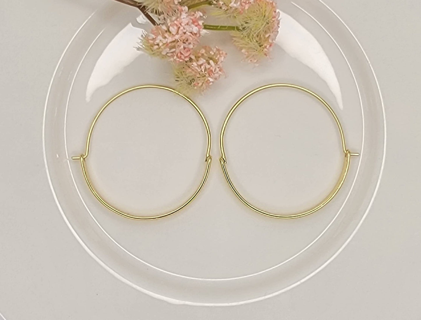 TURNISH FREE HOOP EARRINGS.