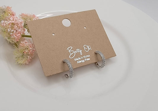 SMALL HOOP EARRINGS.
