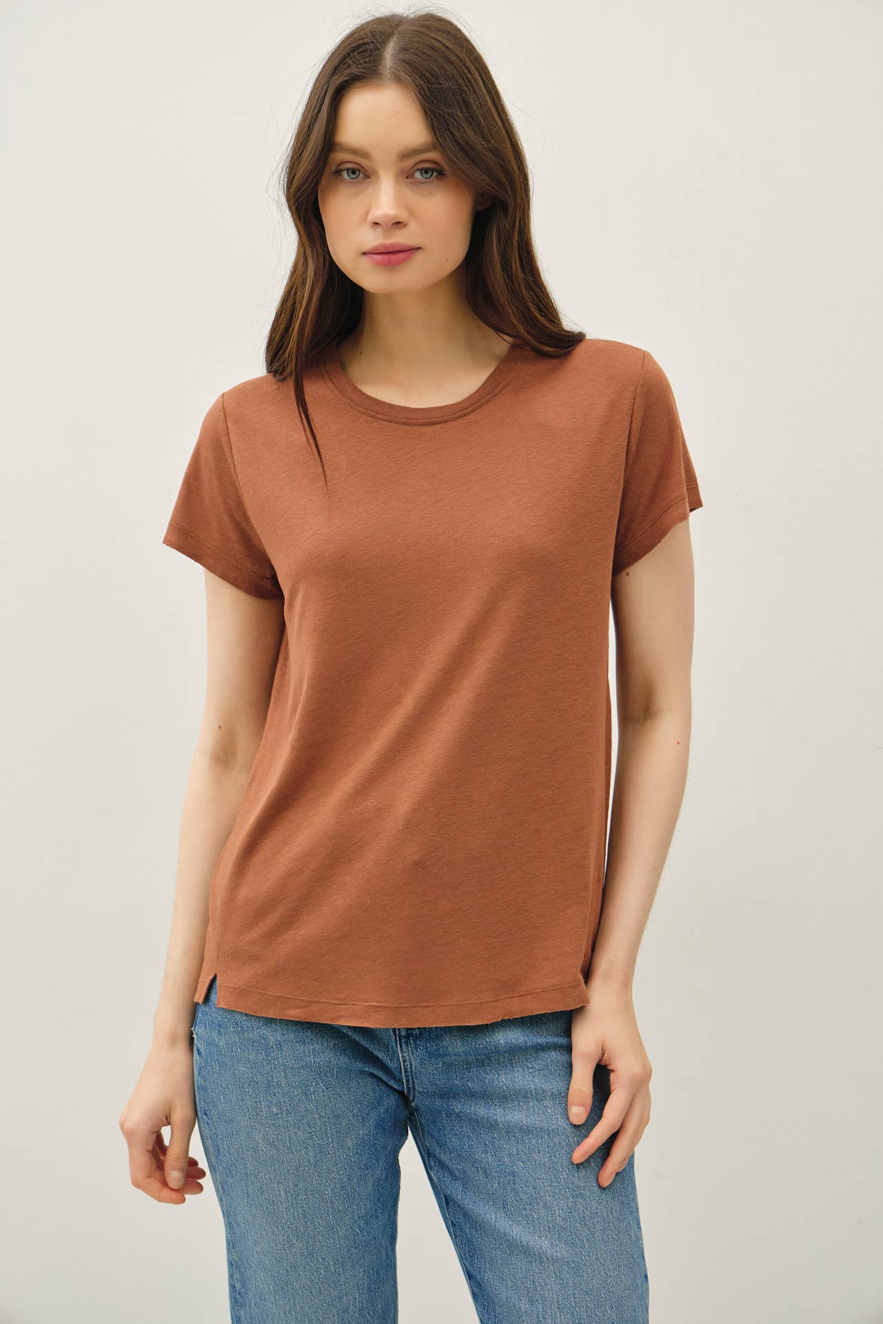 LINEN CLASSIC ROUND NECK SPLIT HEM T-SHIRT