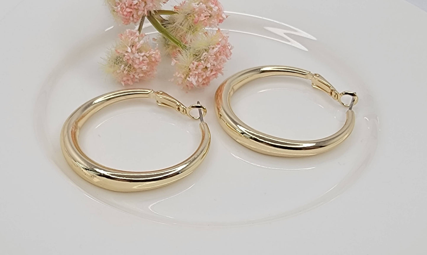 HOOP EARRINGS.