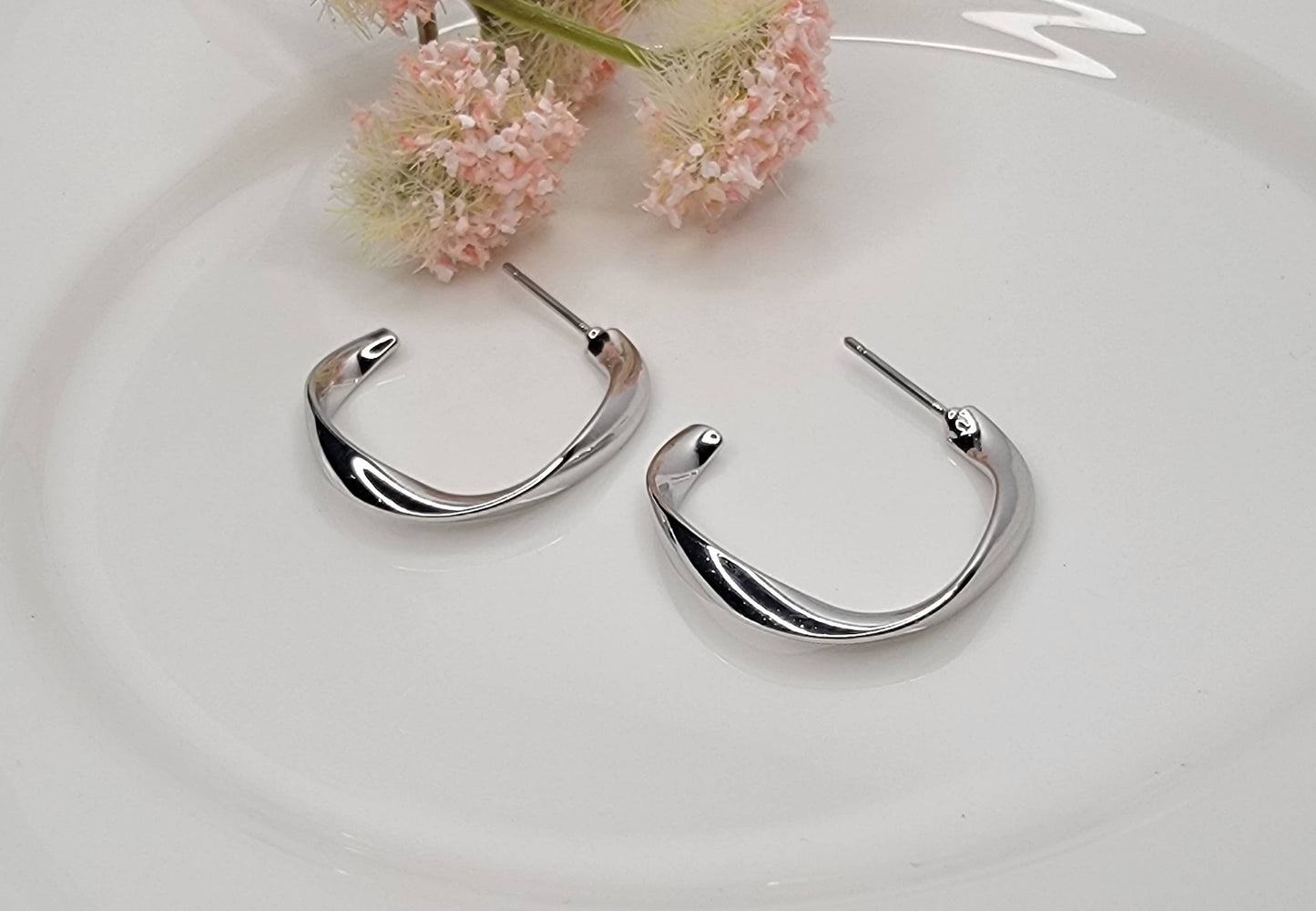 HOOP EARRINGS.