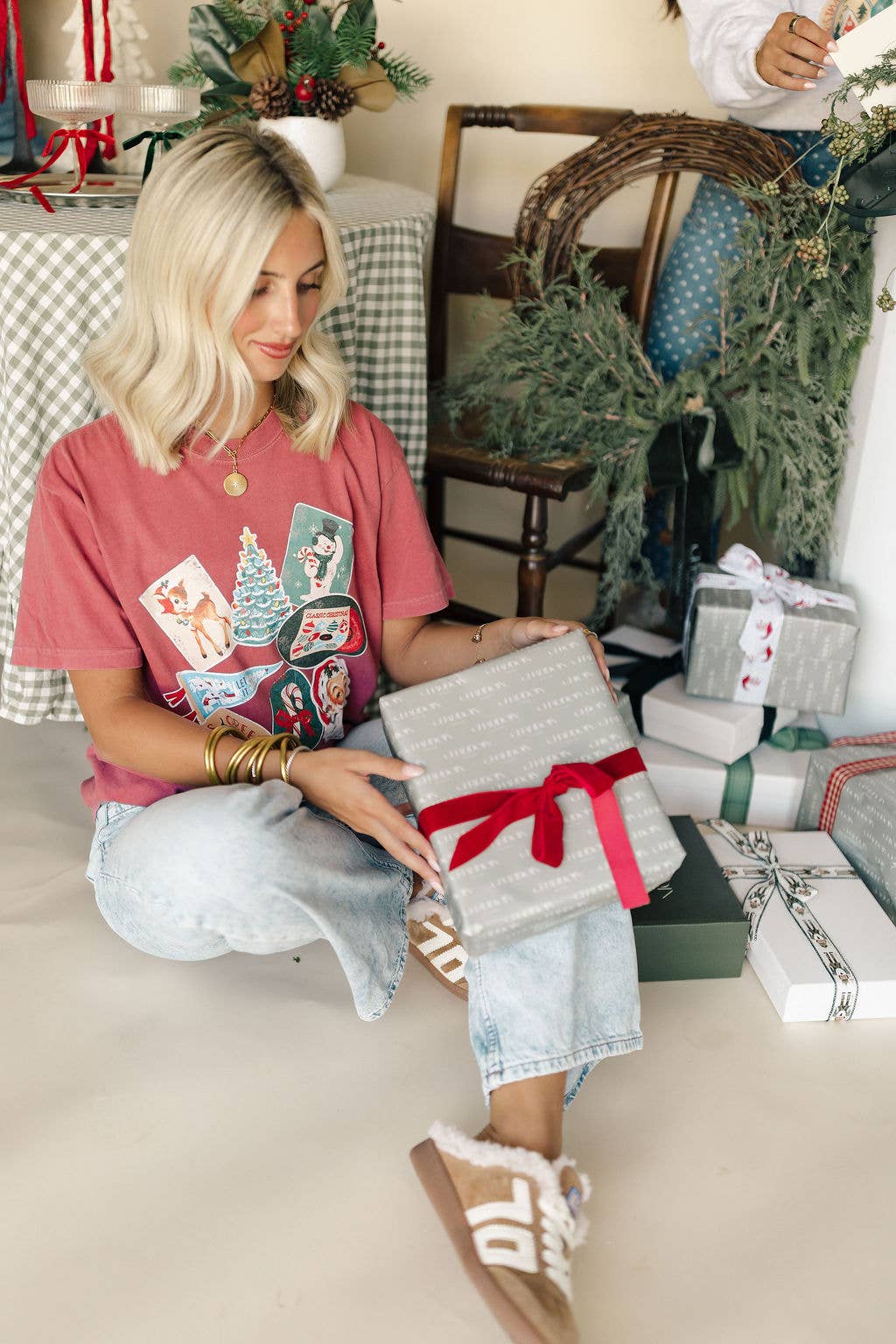 90 Vintage Christmas Stickers Graphic Apparel