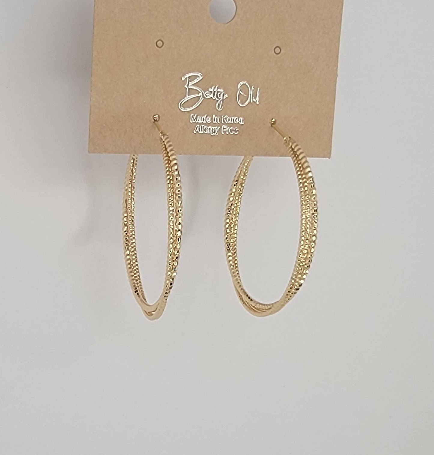 TWISTED WIRE HOOP EARRINGS.