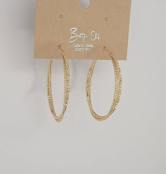 TWISTED WIRE HOOP EARRINGS.