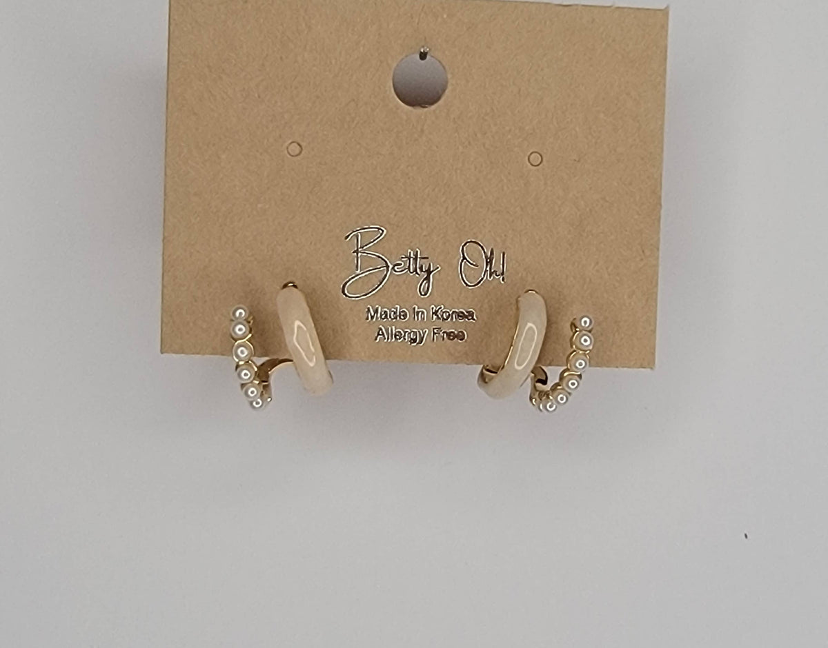 SMALL DOUBLE LAYRED HOOP EARRINGS.