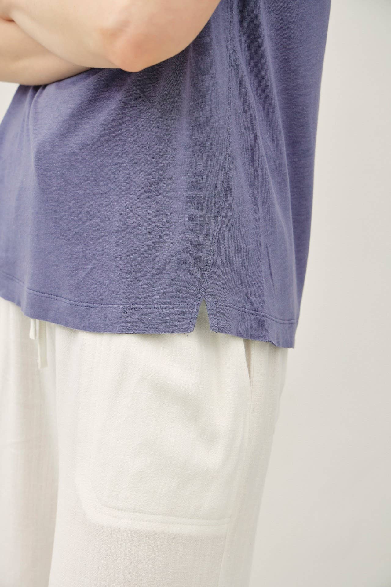 LINEN CLASSIC ROUND NECK SPLIT HEM T-SHIRT