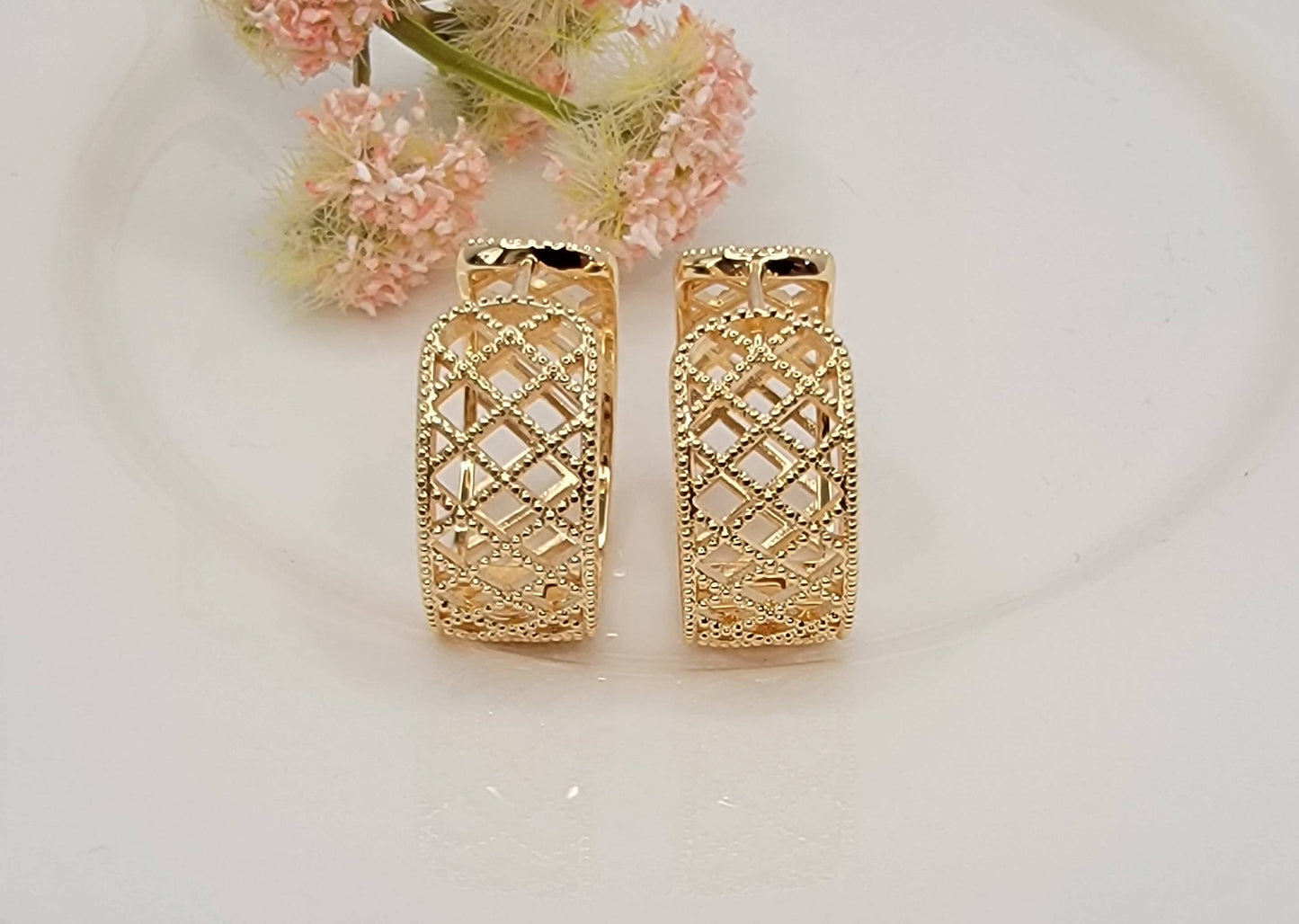 HOOP EARRINGS.