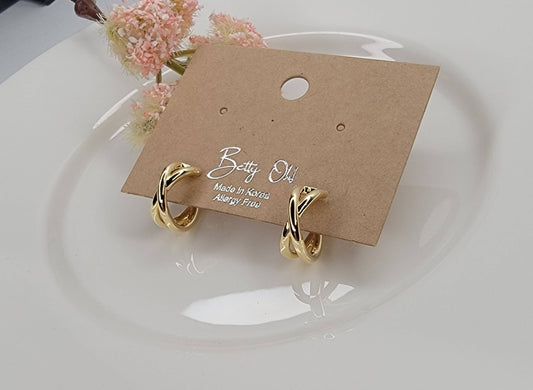 X-CROSS HOOP EARRINGS.