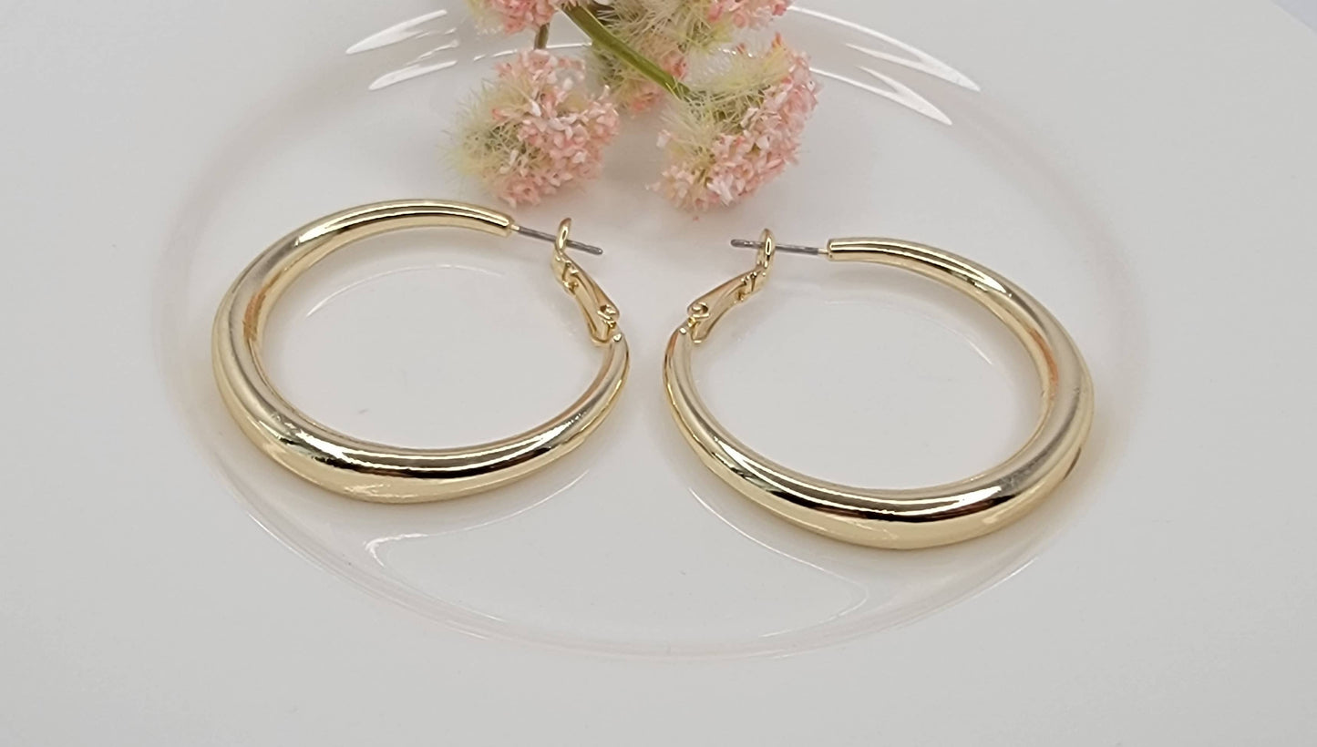 HOOP EARRINGS.